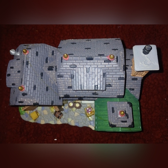 Lemax Lighted Winery Building - Green, Red, and Brown - Picture 6 of 9